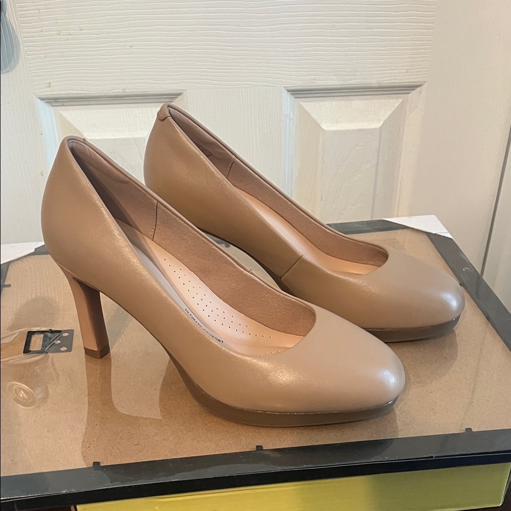 EUC Clarks Elegant Tan Women's Pumps 3.5” Heels Size 10M